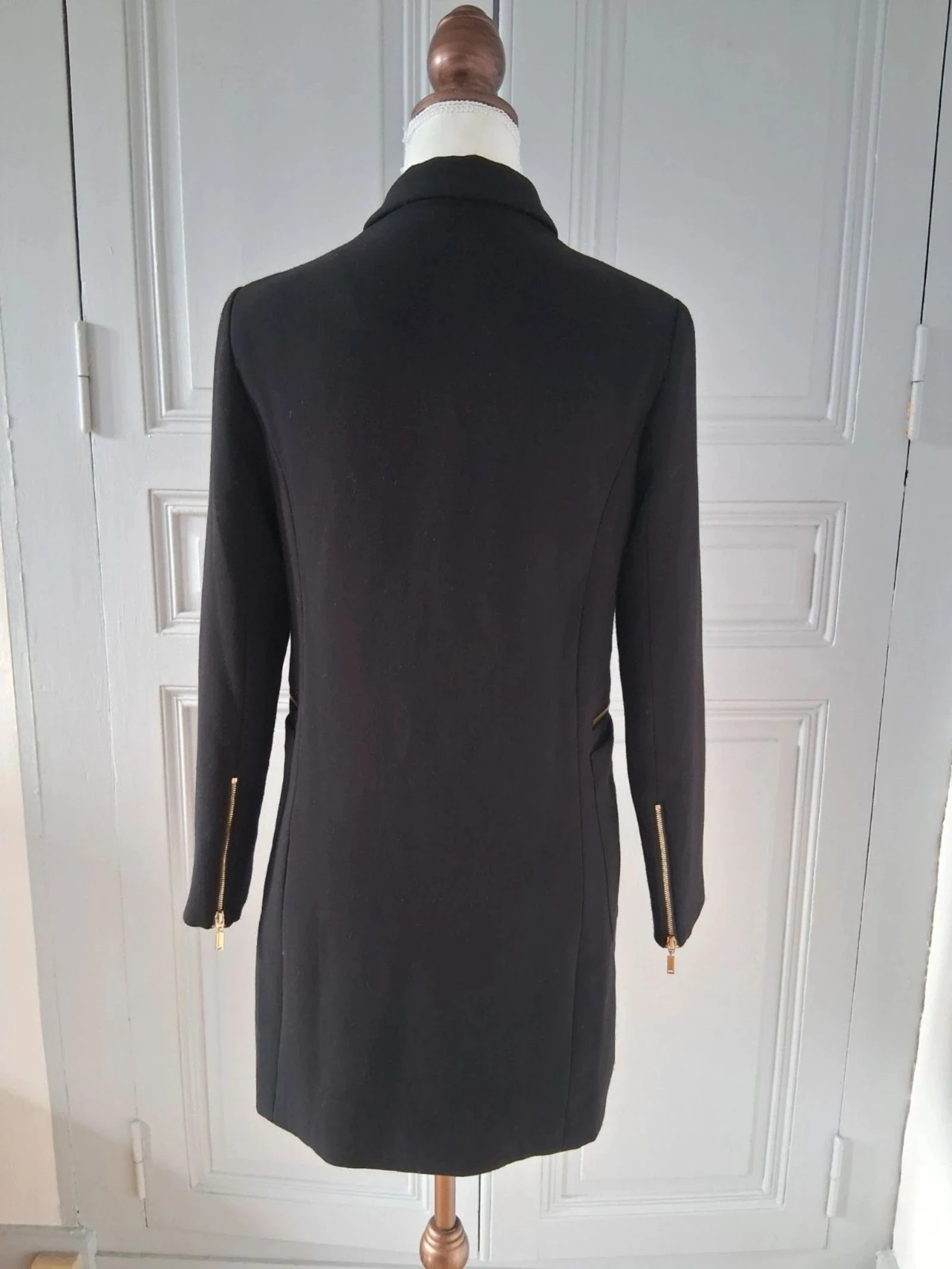 Abrigo negro Galeries Lafayettes - Cremallera y botones dorados - Talla 36 – photo 4